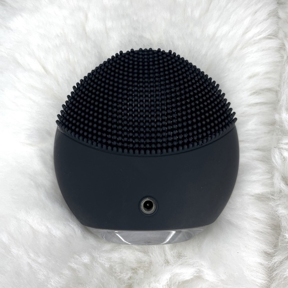 Foreo Luna Mini 3 Sonic Cleansing Device - Picture 2 of 3